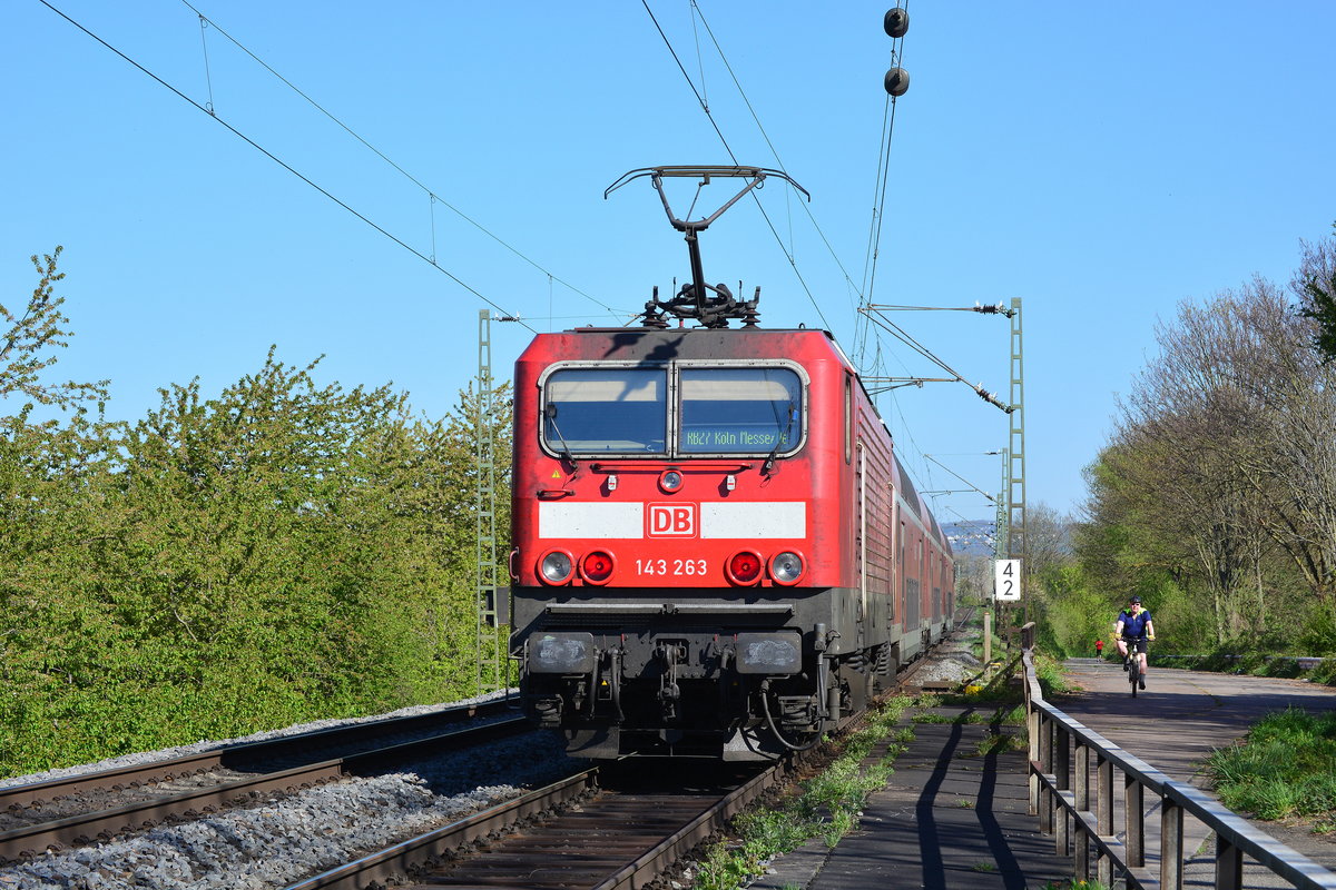 143 263 schiebt ihre RB27 durch Urmitz gen Neuwied. Soeben hat sie die Rheinbrücke in Urmitz überquert. Fotostandort befindet sich direkt am Ende der Brücke am Geländer. 

Urmitz 19.04.2019