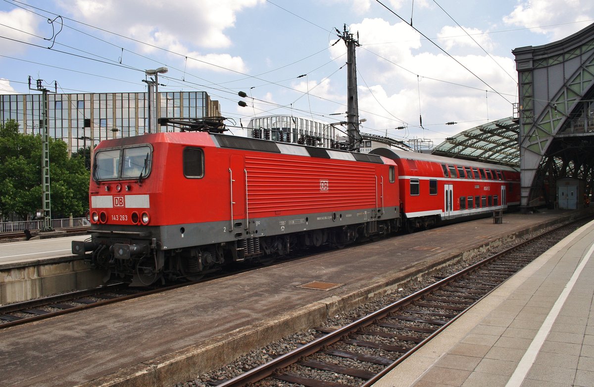 143 263 verlässt am 4.7.2017 mit der RB27 (RB12516)  Rhein-Erft-Bahn  von Koblenz Hauptbahnhof nach Rommerskirchen den Kölner Hauptbahnhof.