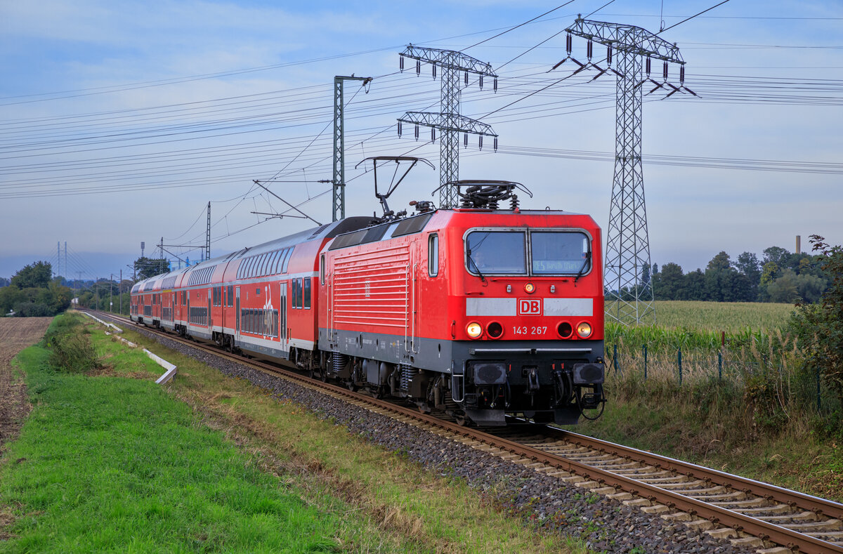 143 267 zog am 10.09.2022 den RE5 3517 von Stralsund nach Baruth (Mark). Aufgenommen bei Voigdehagen.
