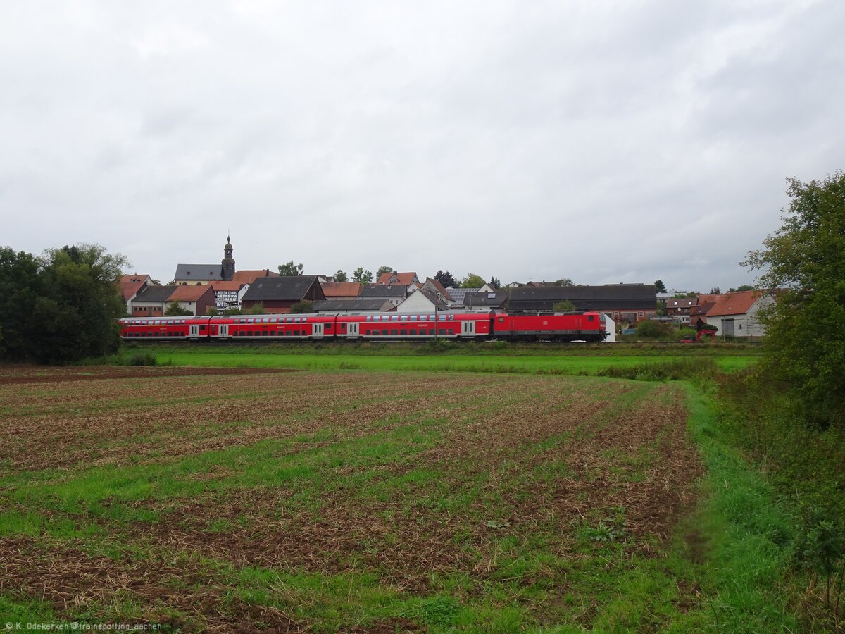 143 270 zieht am 15. September 2021 den RE30 durch Anzefahr. Hinten schiebt 143 227.