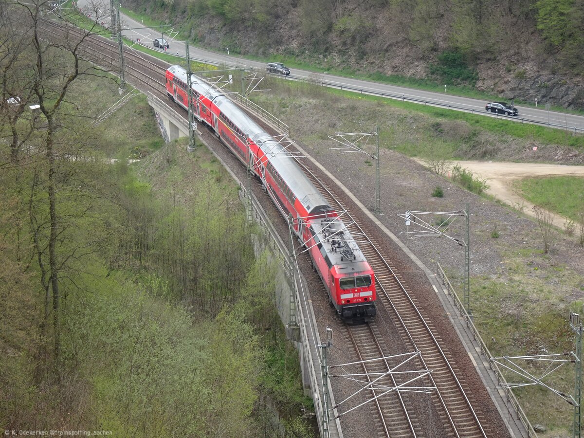 143 270 zieht die RB 22 gen Frankfurt und ist hier kurz vor dem Eppsteiner Tunnel zu sehen. Diesen Ausblick hat man von einem Aussichtspunkt 'über' dem Tunnel, der über eigentlich ausreichend befestigte Wanderwege durch den Wald erreichbar ist. 