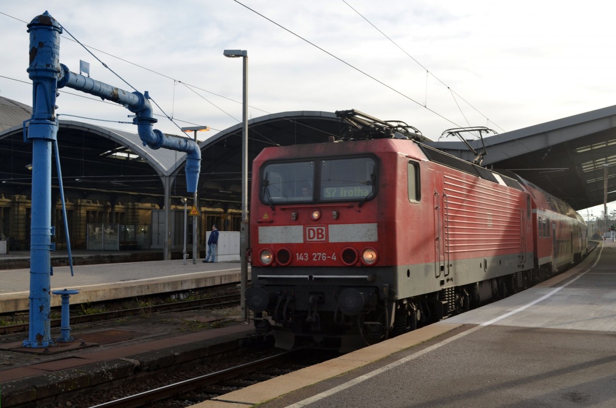 143 276 als S-Bahn unterwegs nach Halle-Trotha. Aufgenommen vor dem Fahrplanwechsel in Halle (Saale) Hauptbahnhof im Dezember 2015.