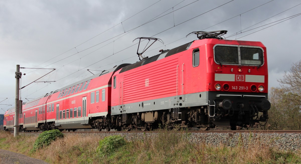 143 291-3 ist am 04.11.2013 mit der RB 16224 nach Groheringen unterwegs, hier zwischen Rudolstadt und Orlamnde.  