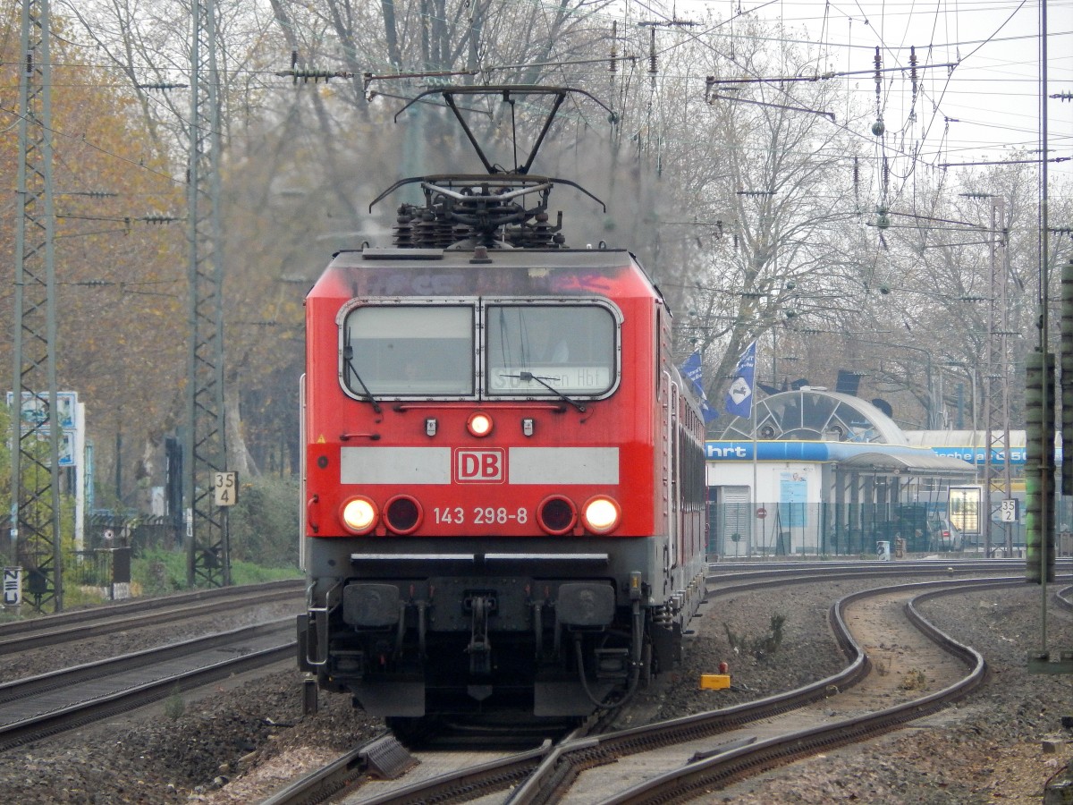 143 298-8 kommt als S6 in Oberbilk eingefahren und fährt danach weiter nach Essen HBF.

Oberbilk 15.11.2014