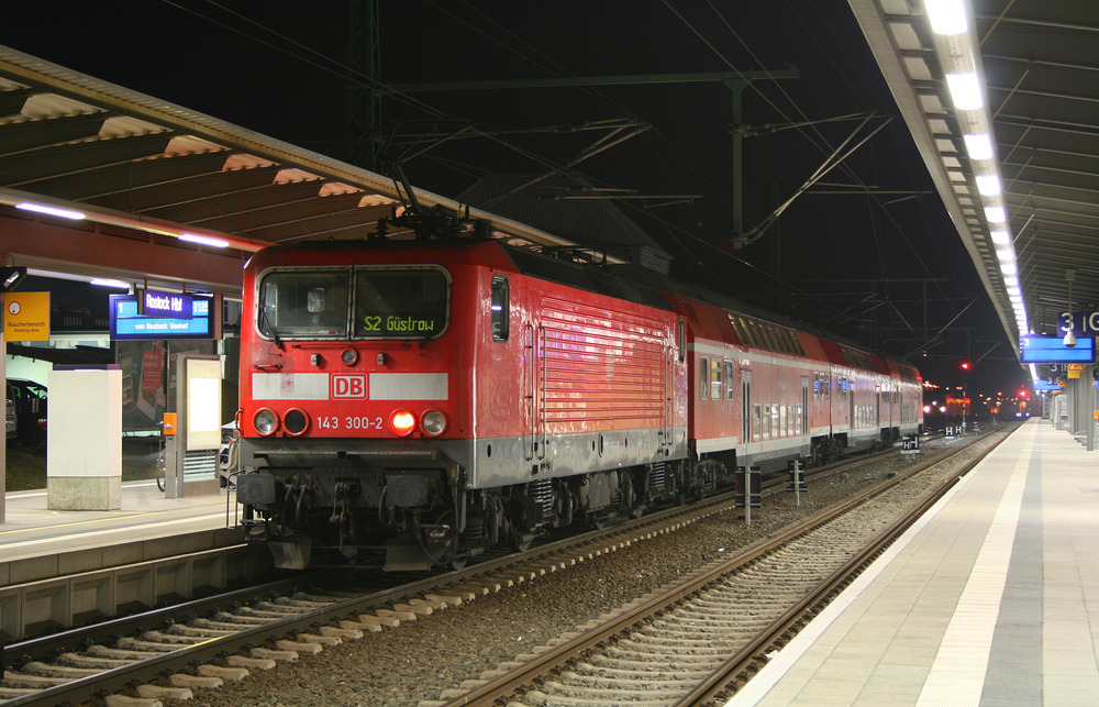 143 300 nebst Dostos als S 2 nach Güstrow.
Aufgenommen am 21. März 2011 im Rostocker Hauptbahnhof.