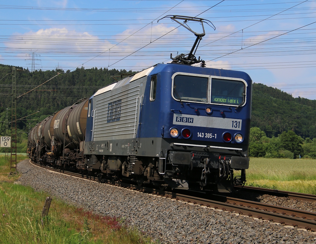143 305-1 (RBH 131) mit Kesselwagenzug in Fahrtrichtung Süden. Aufgenommen zwischen Mecklar und Ludwigsau-Friedlos am 14.06.2015.