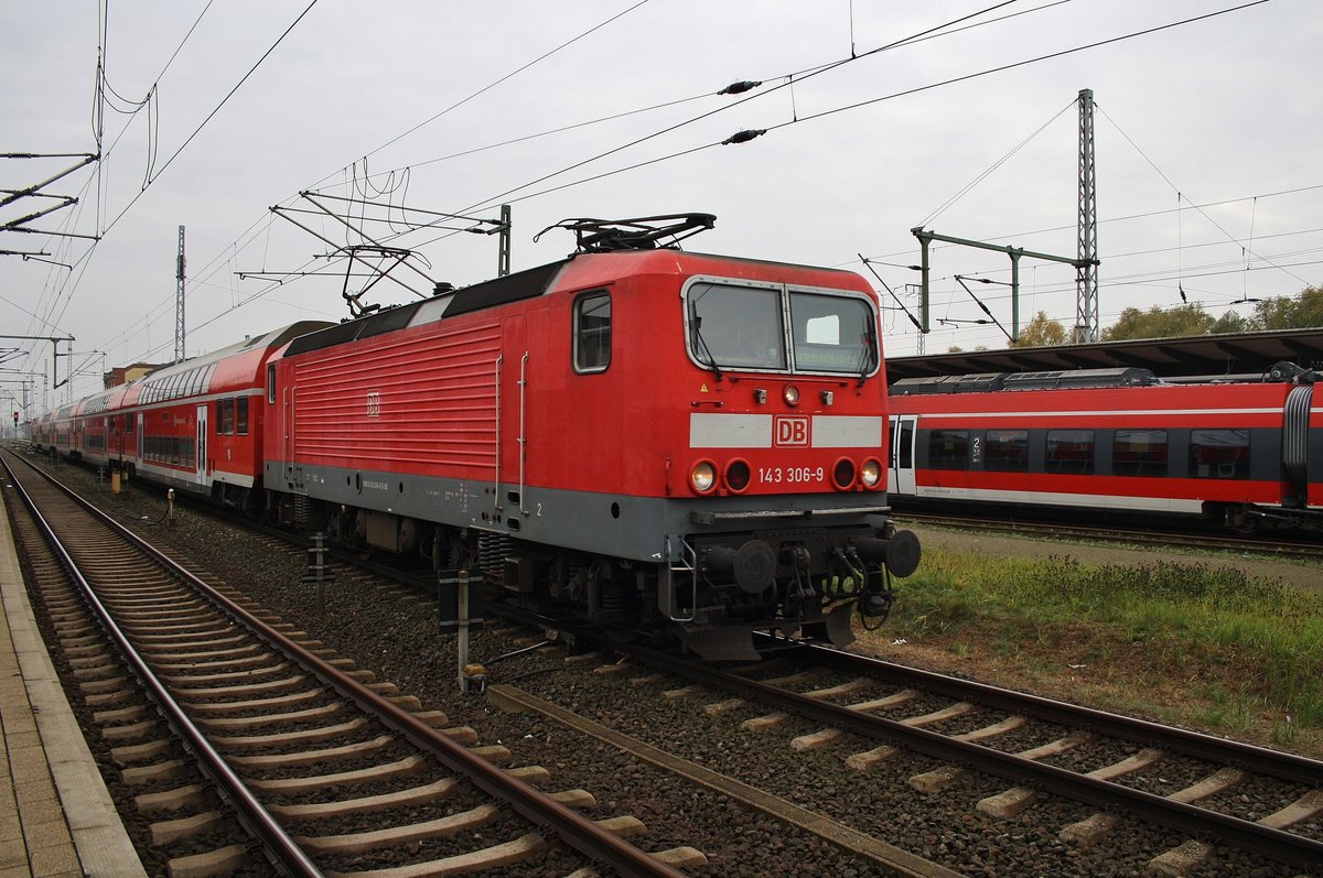 143 306-9 macht sich am 23.10.2016 mit dem RE18490  Warnemünde-Express  von Berlin Hauptbahnhof (tief) nach Warnemünde in Rostock Hauptbahnhof auf den Weg. 