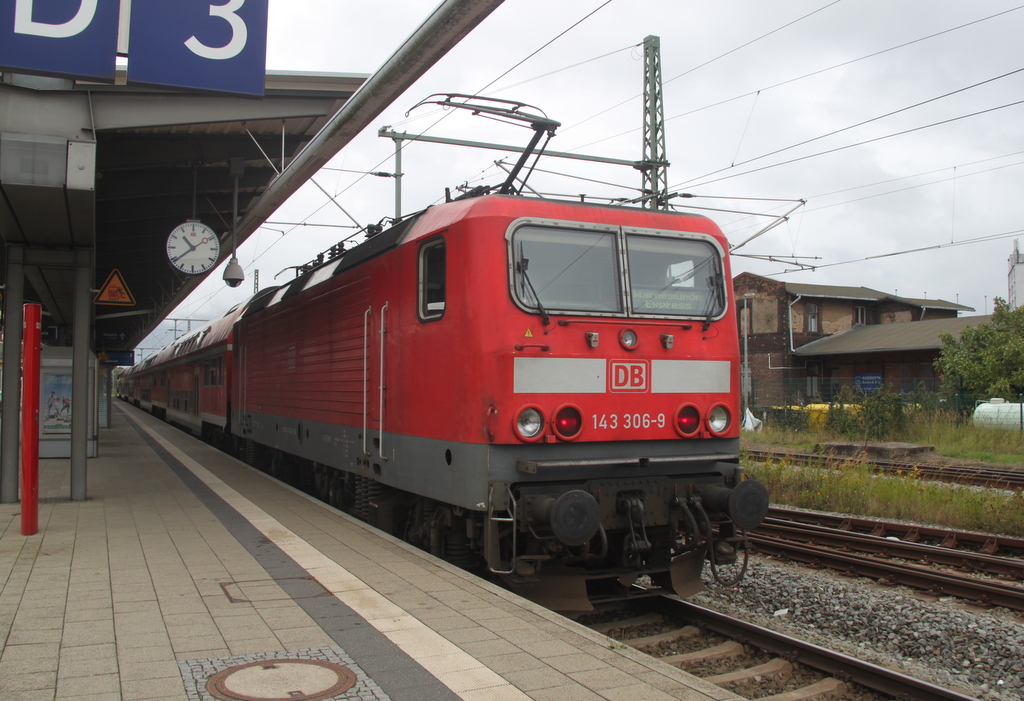 143 306-9 mit RE 18590 von Berlin Hbf(tief)nach Warnemnde kurz nach der Ankunft am 06.09.2015 im Rostocker Hbf. 
