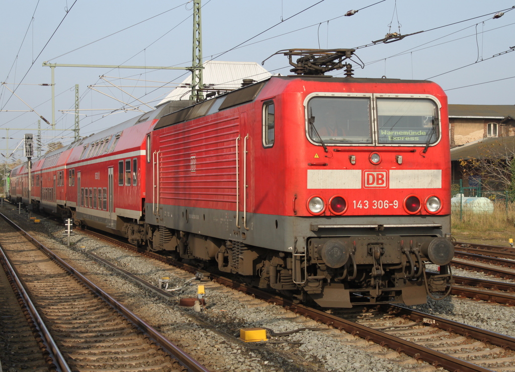 143 306-9 wurde am 01.11.2015 samt Warnemnde-Express von 650 114-8 vom Rostock Hbf zur Abstellung ins BW Rostock Hbf geschoben.