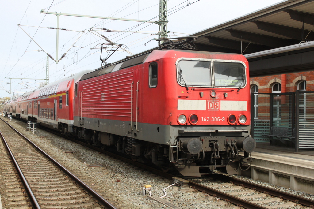 143 306 mit RE 18490(Berlin-Rostock)kurz nach der Ankunft im Rostocker Hbf.10.04.2016