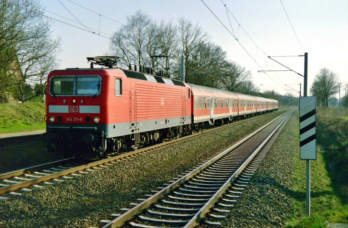143 311 mit RB 24425 (Tostedt–Hamburg-Harburg) am 25.03.2007 in Klecken, aufgenommen vom Bahnsteigende