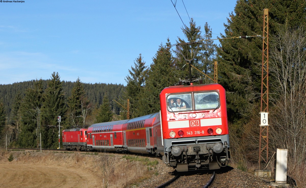 143 316-8 und 143 856-3 mit der RB 17267 (Freiburg(Brsg)Hbf-Seebrugg) bei Titisee 29.12.15