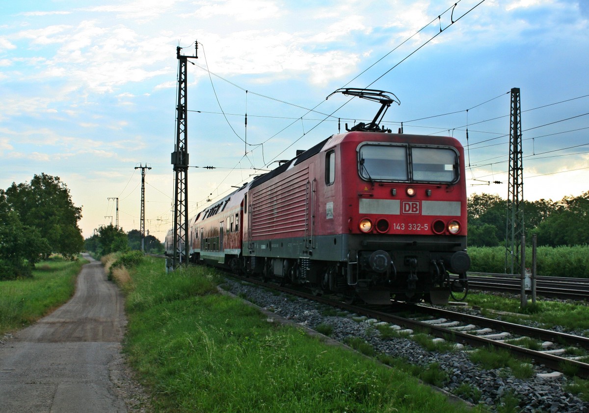 143 332-5 mit einer RB von Freiburg (Breisgau) nach Neuenburg (Baden) am Morgen des 25.07.13 bei der Einfahrt auf das Gleis 13 in Mllheim (Baden).