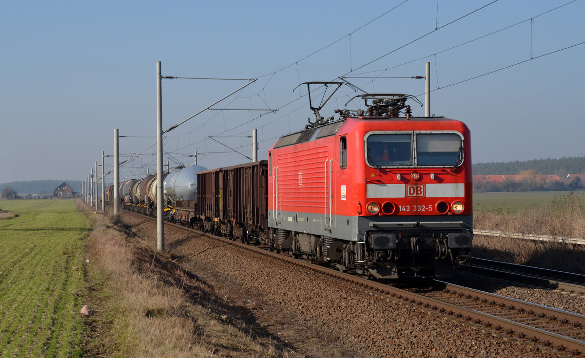 143 332 führte am 15.02.17 einen gemischten Güterzug durch Rodleben Richtung Roßlau.