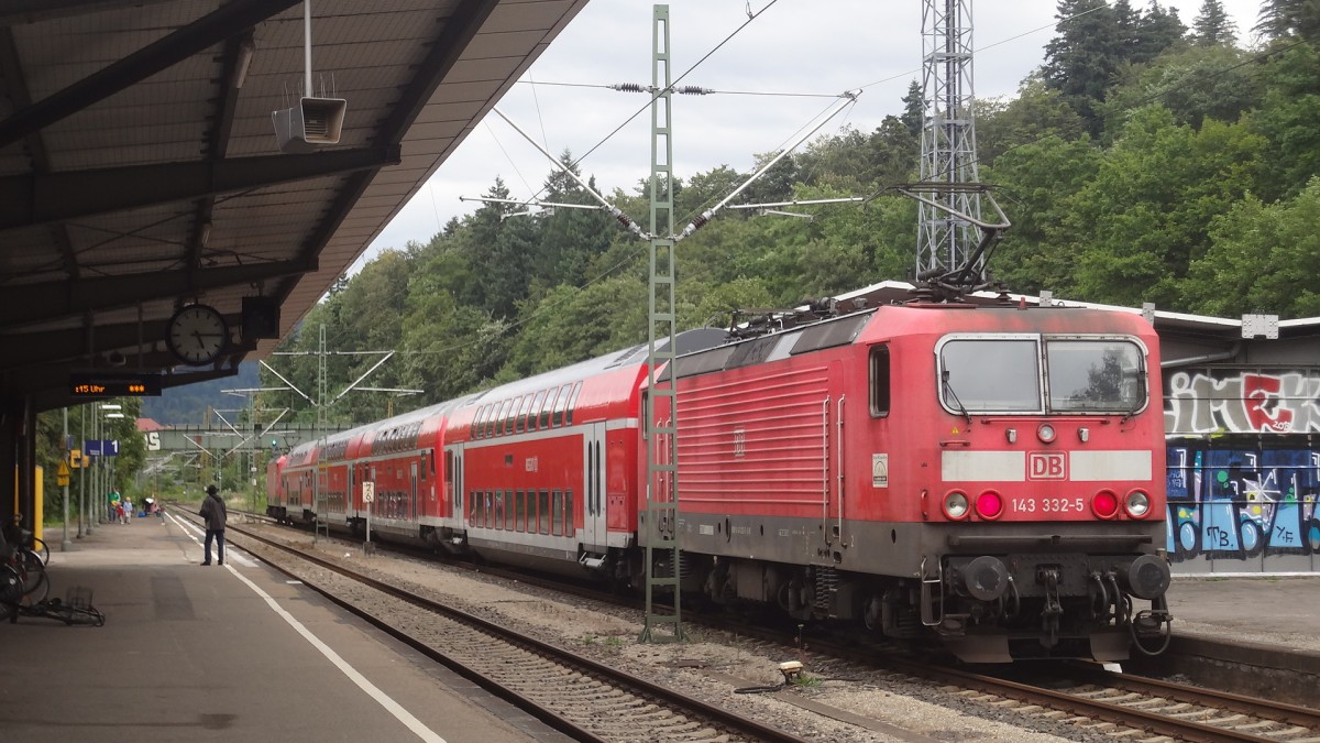 143 332 schiebt eine RB ins Höllnental aus Freiburg-Wiehre, August 2014.