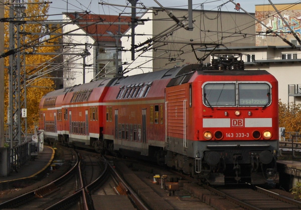 143 333-3 erreicht mit der RB26323  S-Bahn Ersatzverkehr  von Berlin Charlottenburg am Mittag des 29.10.2016 den Bahnhof Berlin Friedrichstraße.