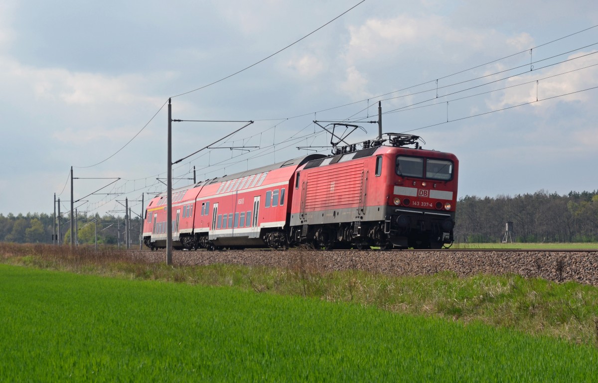 143 337 erreicht mit einer RB aus Halle(S) in kürze den Haltepunkt Burgkemnitz und wird die Fahrt mit ihrer doch recht kurz ausgefallenen RB nach Wittenberg am 13.04.14 fortsetzen.