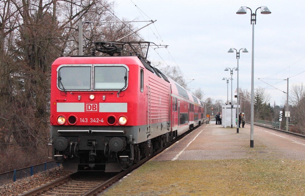 143 342-4 fährt am 12.02.2014 mit dem RE 4767 nach Dresden Hbf durch Zwickau Pölbitz.