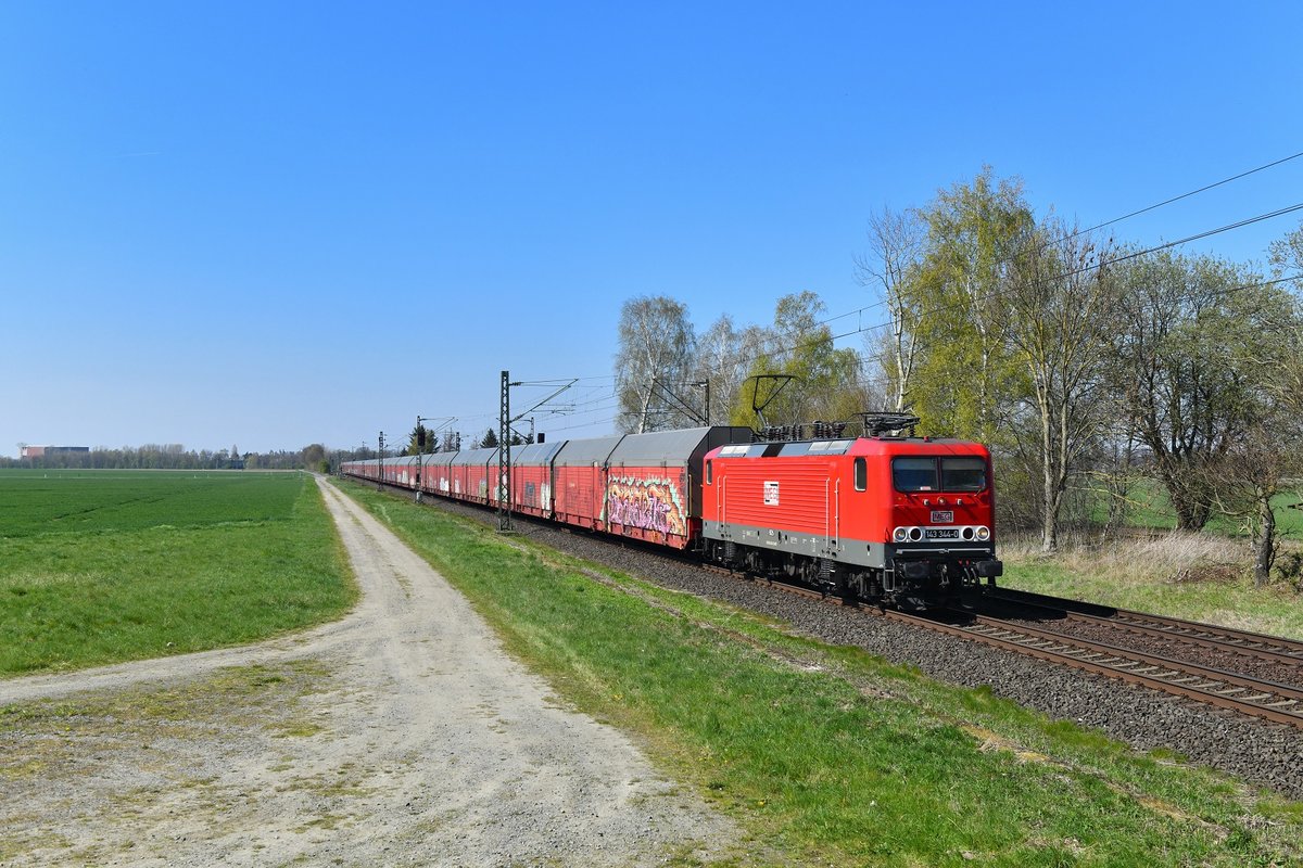 143 344 mit einem Autozug am 17.04.2019 bei Woltorf. 