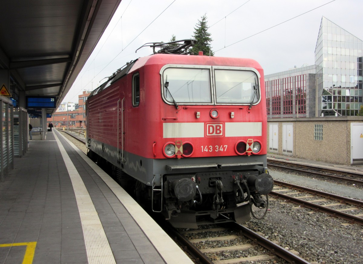 143 347 steht am 29. Oktober 2014 auf Gleis 23 im Nürnberger Hbf abgestellt.