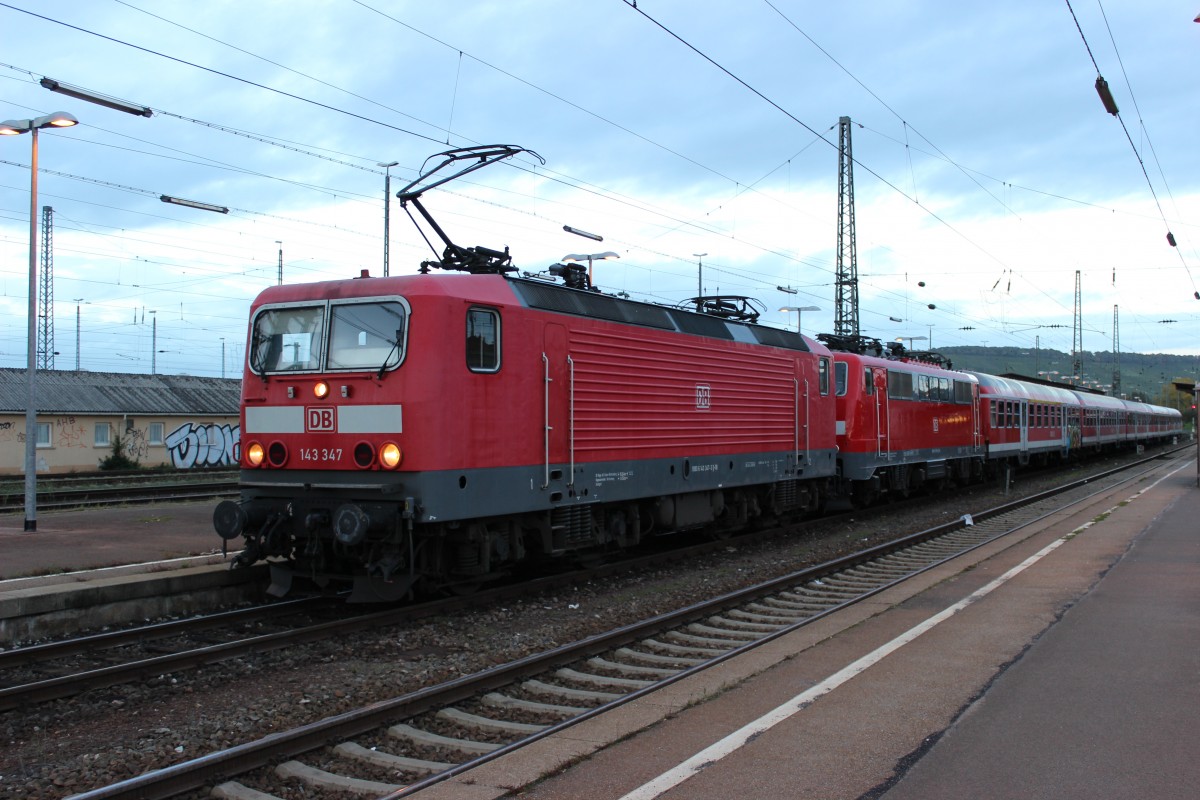 143 347, steht zur Abfahrt in Richtung Stuttgart bereit, 111 076 mit abgelegtem Stromabnehmer.