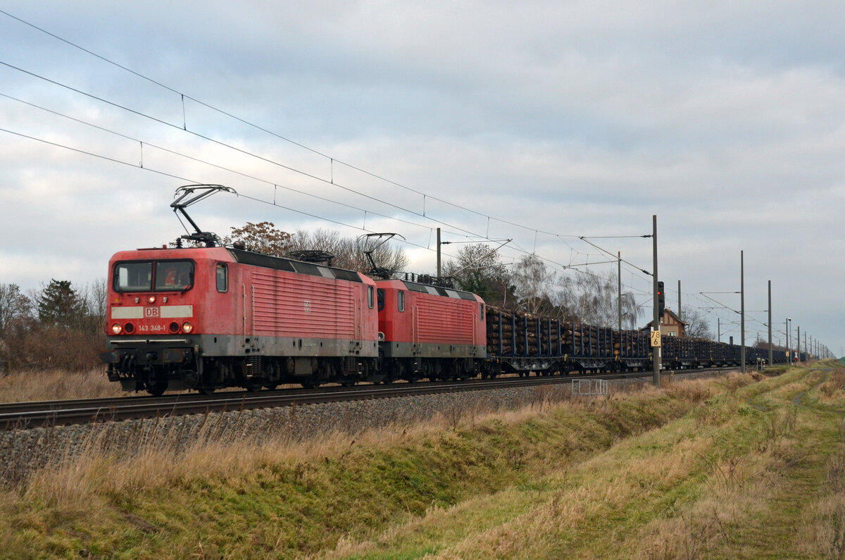 143 348 und 143 175 der Salzland Rail schleppten am 15.12.21 einen Holzzug durch Braschwitz Richtung Halle(S).