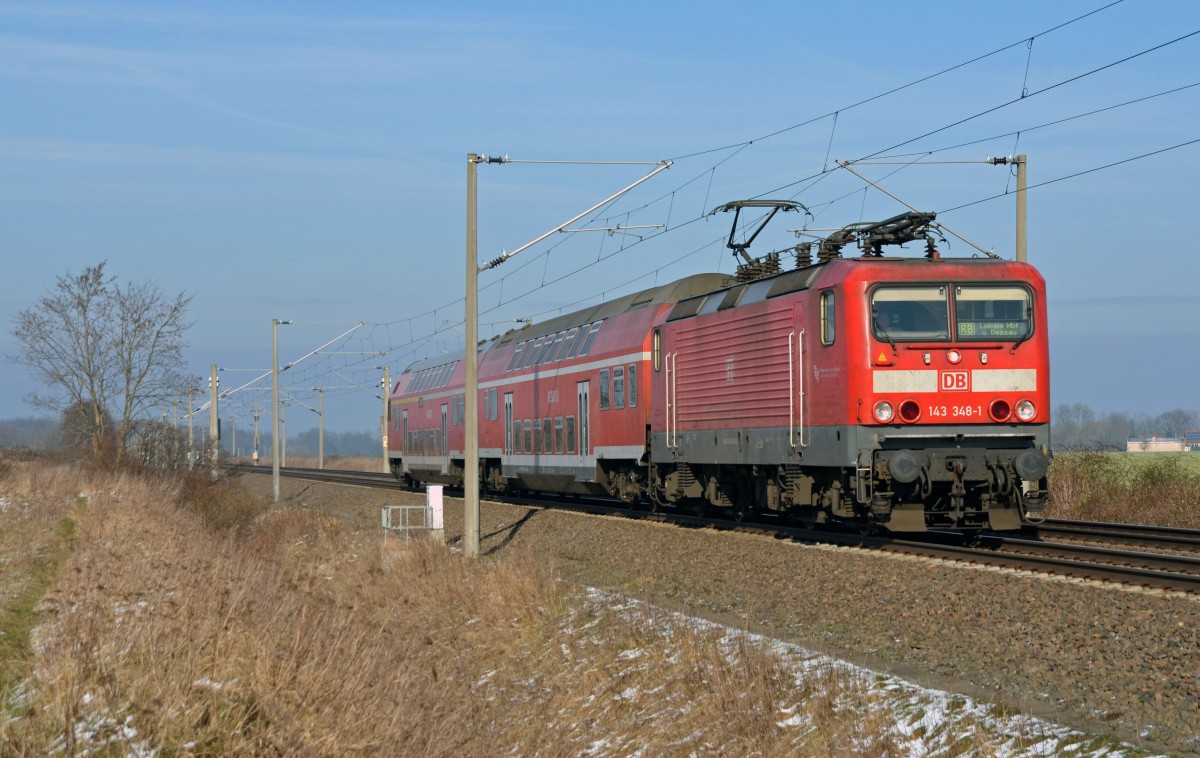 143 348 passiert mit einer RB aus Falkenberg(E) nach Leipzig am 07.02.15 Zschortau. Eine ehemalige Schleswig-Holsteiner Maschine, welche jetzt in Erfurt beheimatet ist, fährt Regionalzüge zwischen Sachsen und Sachsen-Anhalt.