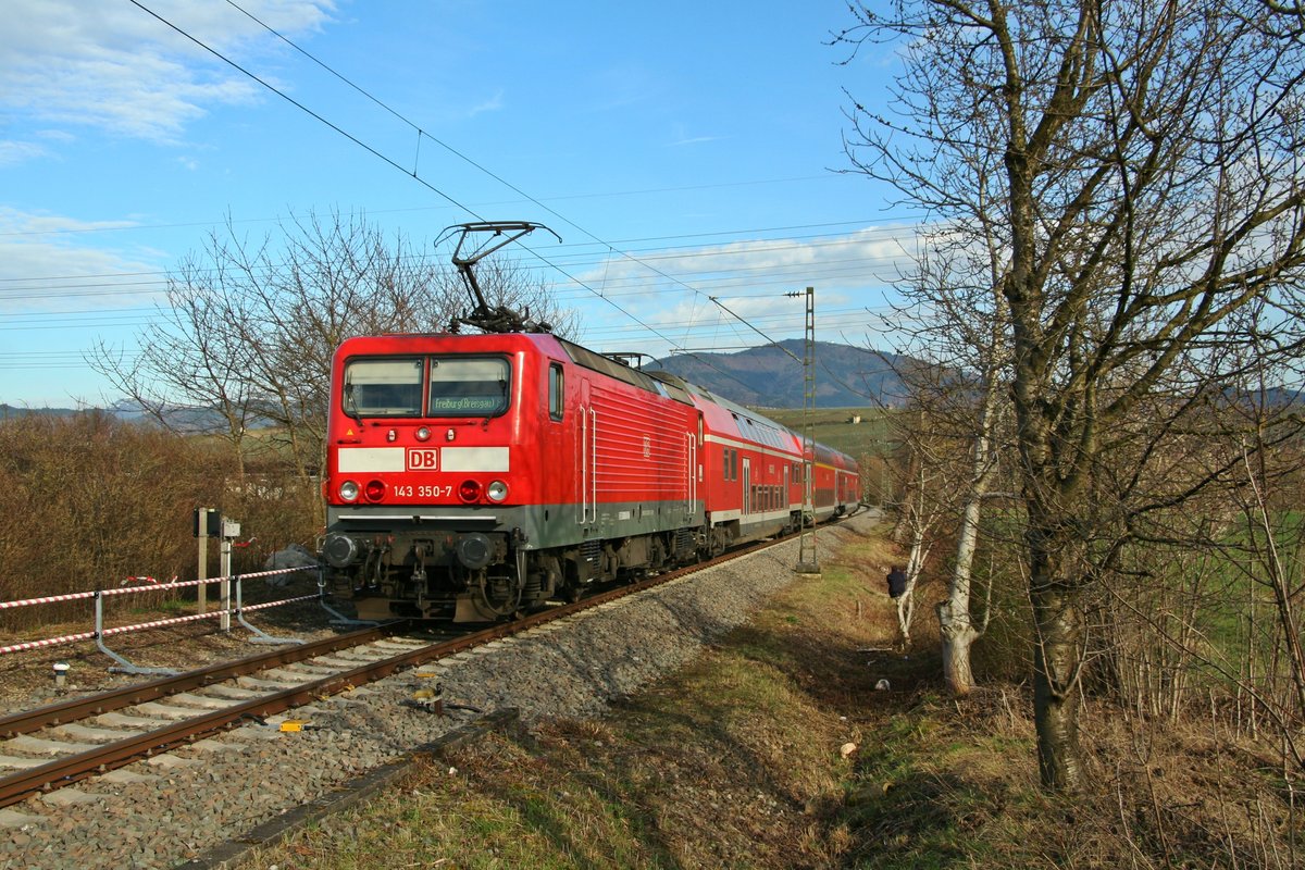 143 350-7 mit dem Nachmittagsverstärker auf dem Rückweg von Neuenburg (Baden) nach Freiburg (Breisgau) Hbf am 30.03.16 kurz vor Müllheim (Baden).