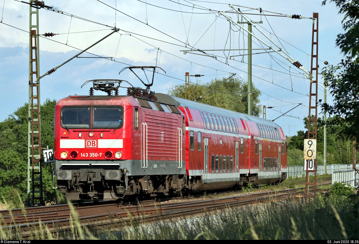 143 350-7 der S-Bahn Mitteldeutschland (DB Regio Südost) als S 37754 (S7) von Halle(Saale)Hbf nach Halle-Nietleben fährt durch die Saaleaue bei Angersdorf auf der Bahnstrecke Halle–Hann. Münden (KBS 590).
[2.6.2020 | 18:35 Uhr]