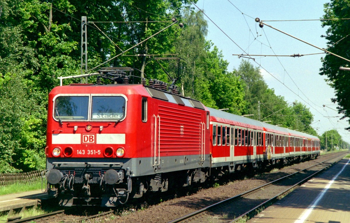 143 351 mit RB 24032 (Hamburg Hbf–Stade) am 08.06.2006 in Neu Wulmstorf