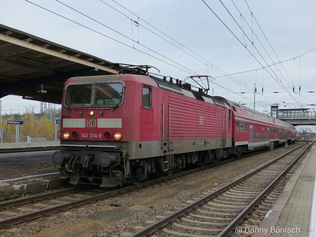 143 354-9 wartet am 17.11.2015 auf ihre Abfahrt in Richtung Dessau.
