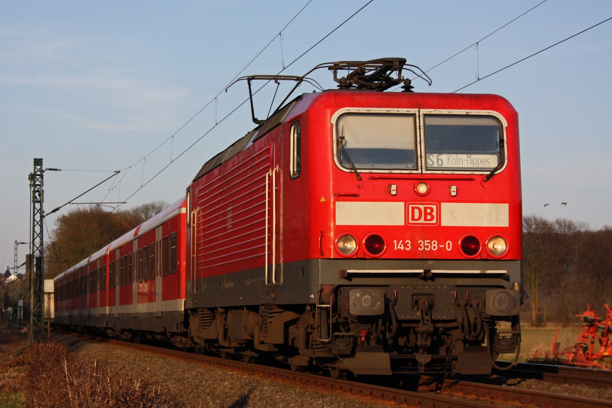 143 358 zog am 1.4.13 eine S6 nach Kln-Nippes.Hier bei Essen-Kettwig.