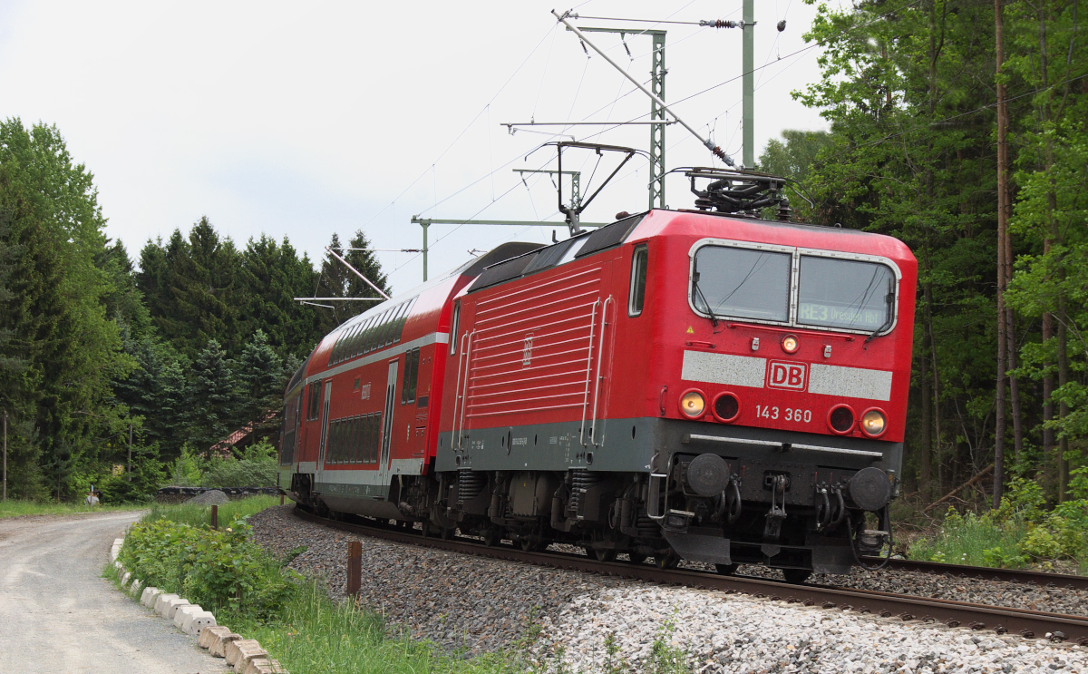143 360 mit RE Hof - Dresden zwischen Reuth und Kornbach im Vogtland am 23.05.2014. Bahnstrecke 6362 Leipzig - Hof. 