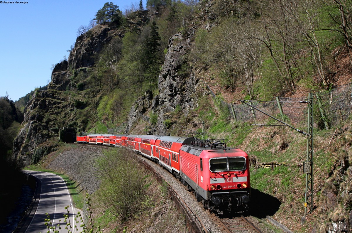 143 364-8 und 143 055-2 mit der RB 26949 (Freiburg(Brsg)Hbf-Seebrugg) bei Hirschsprung 19.4.15