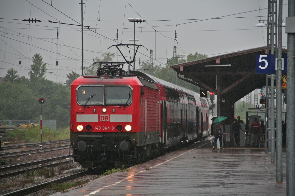 143 364-8 mit der HVZ-Verstrker-RB von Freiburg (Breisgau) Hbf nach Neuenburg (Baden) am Nachmittag des 30.07.14 beim Halt in Mllheim (Baden).
