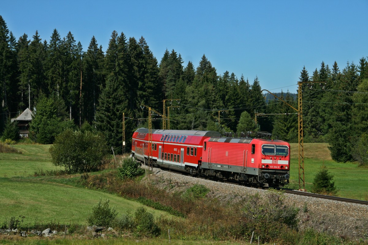 143 364-8 mit der RB 26927 von Freiburg (Breisgau) Hbf nach Seebrugg am Vormittag des 10.09.15 zwischen Hinterzarten und Titisee.