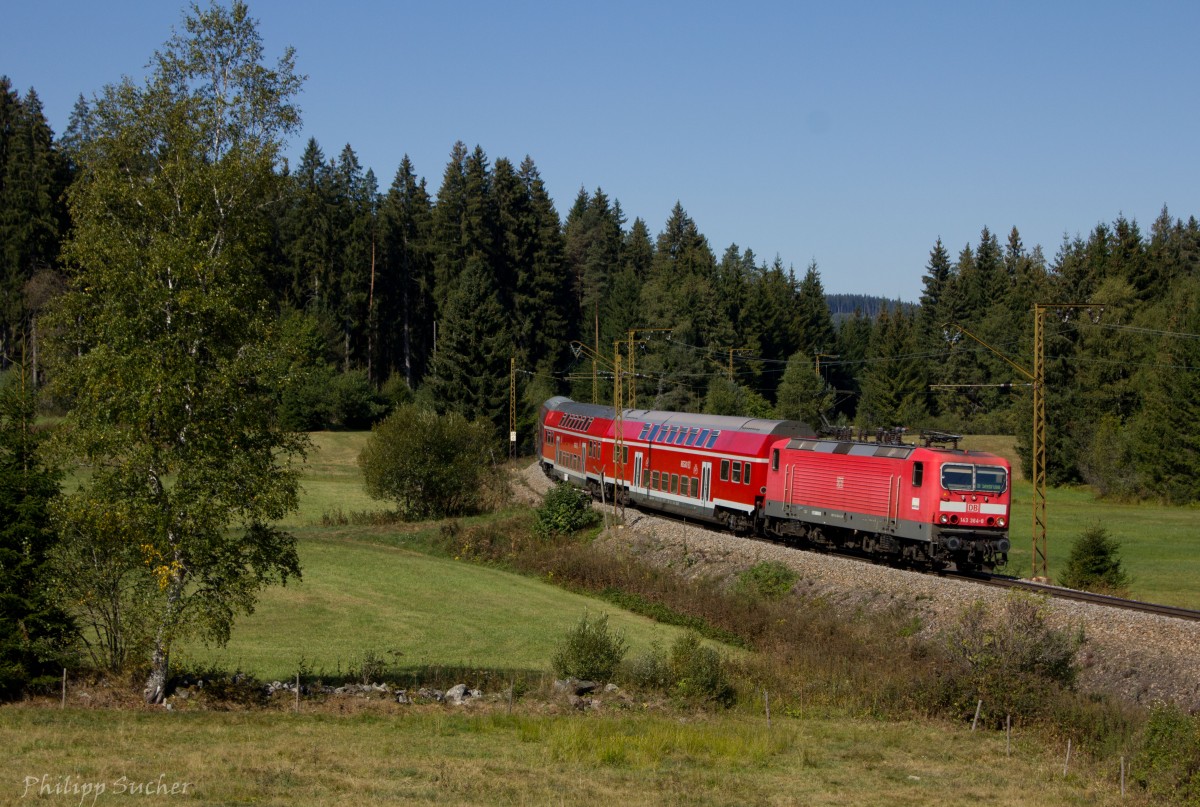 143 364 verlässt mit RB26931 gerade Hinterzarten und strebt Titisee entgegen. Aufgenommen am 10.09.2015