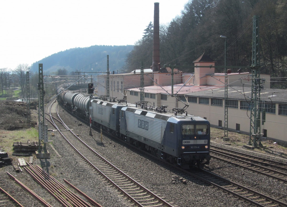 143 554-4 (RBH 117) und eine weitere 143 ziehen am 29. März 2014 einen Kesselwagenzug durch Kronach in Richtung Saalfeld.