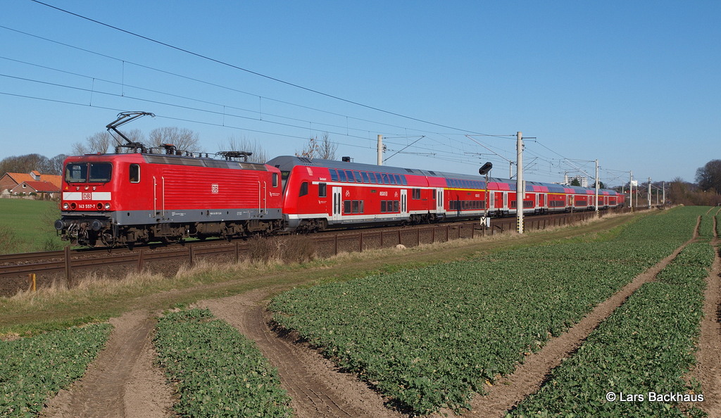 143 557-7 leistet am 12.03.14 ihren Einsatz vor einem defekten Steuerwagen im RE nach Hamburg. Aufgenommen bei Reinfeld.
