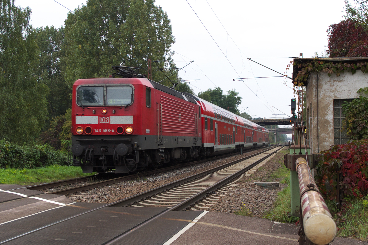 143 568-4 bringt ihren RE aus Koblenz nach Saarbrücken. Zuerst verschwanden die 143er auf der Saarstrecke und im Laufe des Jahres 2016 wird auch wohl die Anrufschranke in Saarlouis Roden verschwinden. Bahnstrecke 3230 Saarbrücken - Karthaus am 28.09.2013