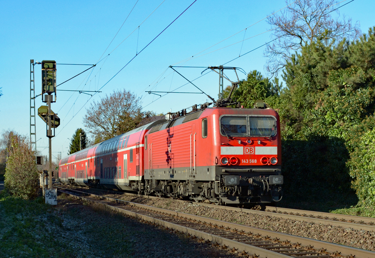 143 568 schiebt RB mit Dostos nach Rommerskirchen, hier durch Bn-Beuel - 29.11.2016
