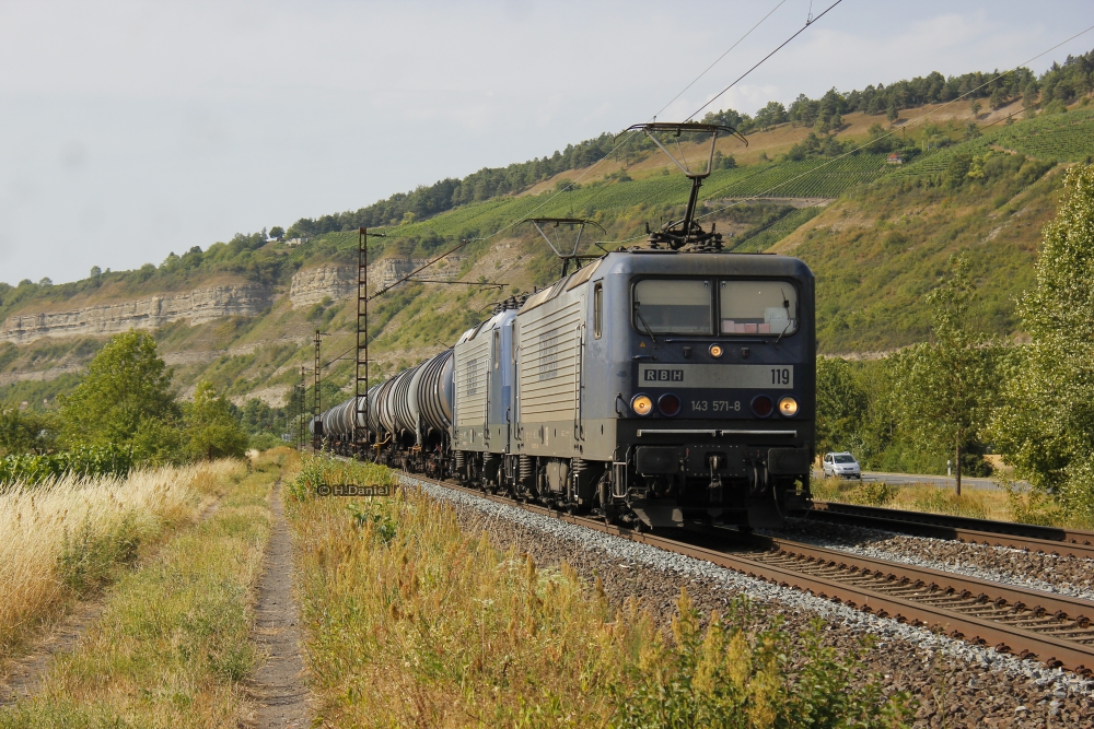 143 571-8 (RBH 119) mit einem Kesselzug am 17.07.2015 in Thüngersheim. 