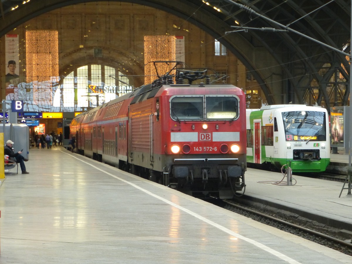 143 572-6 steht hier als RB nach Wittenberg neben der Erfurter Bahn nach Saalfeld(Saale).

Leipzig Hbf am 21.12.2013.