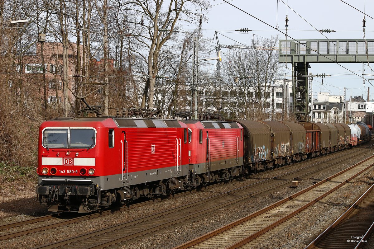 143 580-9 und 143 038 mit einem gemischten Güterzug in Wuppertal, am 11.03.2017.