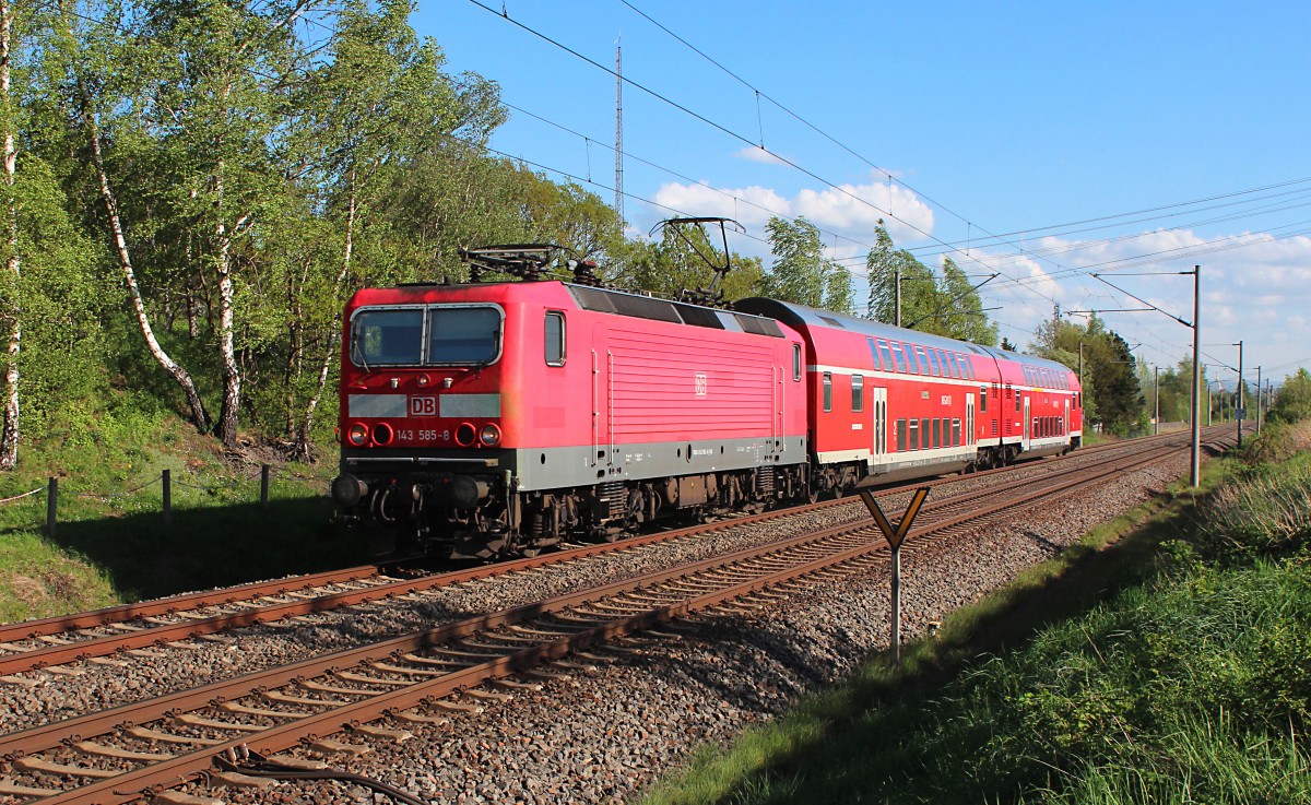 143 585-8 fährt am 06.05.2015 mit der RB 17231 (Zwickau (Sachs) Hbf - Dresden Hbf) am Block n Niederhohndorf vorbei. Aufgrund des Streikes hat man den RE 3 komplett eingestellt und die RB 30 ist nur noch im Zweistundentackt gefahren.