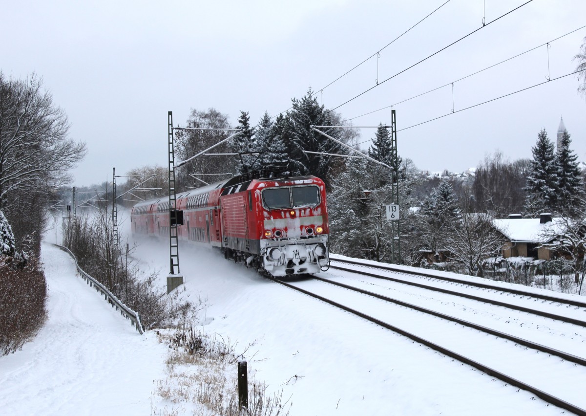 143 585 mit RE 4787 zu sehen am 17.01.16 in Plauen/V.