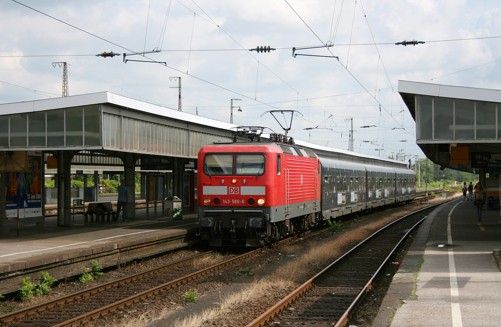 143 586 mit der S 3 nach Hattingen (Ruhr) Mitte im Bahnhof von Oberhausen am 7. Juli 2009.
Man beachte die  NachtExpress -Werbung auf den x-Wagen.
