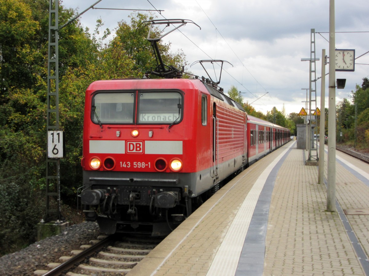 143 598-1 steht am 21. Oktober 2014 mit einer x-Wagen Garnitur zur Fahrt nach Kronach im Bahnhof Altdorf bei Nürnberg ;-)