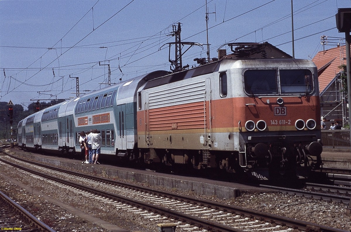143 611 mit RE 6915 Stuttgart - Neu-Ulm im Bf. Amstetten - 15.06.1996