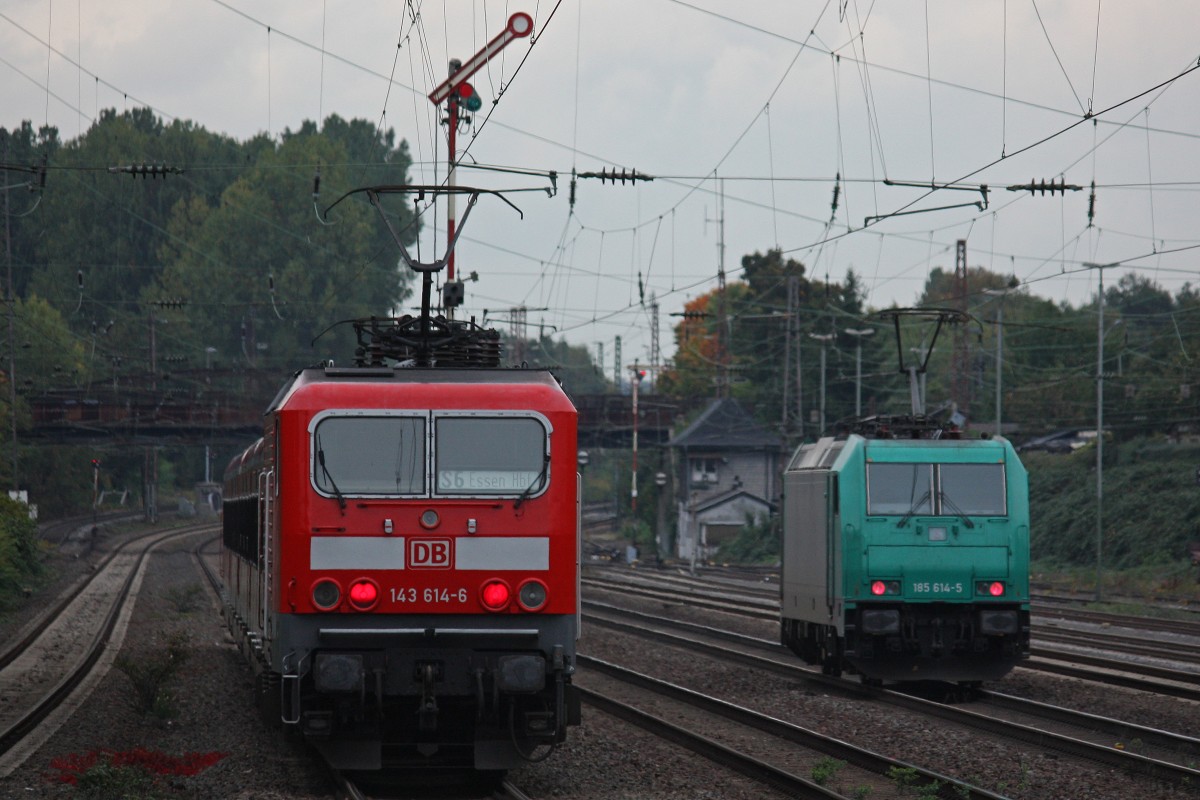143 614 schiebt am 9.10.13 eine S6 nach Essen Hbf durch Düsseldorf-Rath.Rechts daneben fährt TXL 185 614 Lz in Richtung Duisburg.
